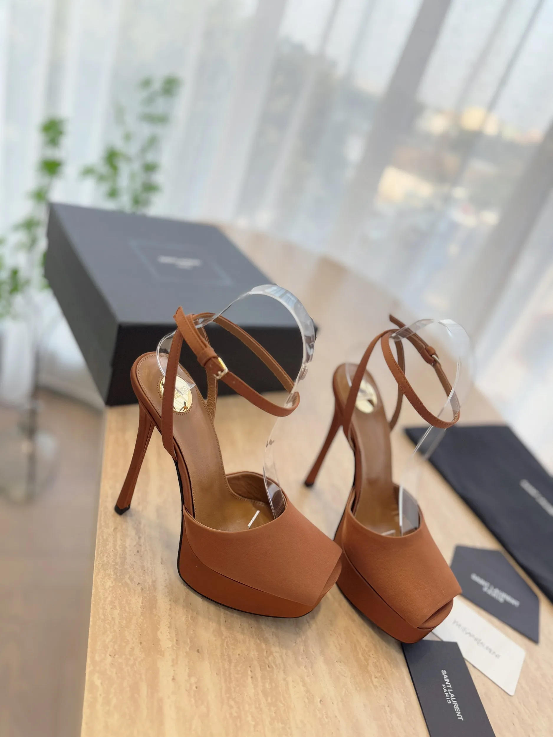 👟👟Ex-factory price 620👟👟 "SAINT LAUREN*" Saint Laurent ysl 25/spring and summer new catwalk high heels·new shoe style with 3 cm water platform. Only YSL understands women's hearts best and does not accept refutation. It is a super invincible feminine artifact and a must-have for women (z-product full-body customization, own molded toe hardware, perfect consistency). Compare the differences between pictures and goods on the market. ✔Upper: Customized imported silk, patent leather ✔Inner lining: imported sheepskin ✔Sole: imported genuine leather outsole ✔Heel height: 14cm ✔Number of yards: 35-39 (40.41.42 can be customized and non-returnable) (Full set of packaging)